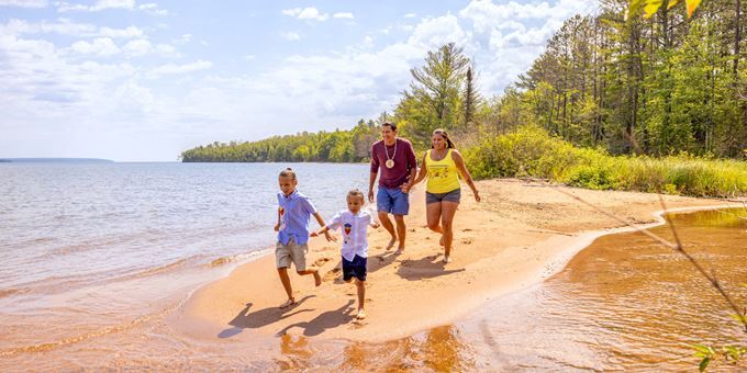 1f42314e-da16-4b1f-b89a-d316e62e7462-026-family-walking-together-at-frog-bay-tribal-national-park-apostle-islands